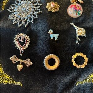 Vintage Elegant Gold and Silver 9 piece Brooches.